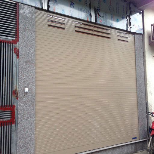 So sánh cửa cuốn khe thoáng và cửa cuốn tấm liền